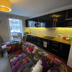 City Centre - Rivers Street, Quiet 2 Bed Ground Floor Georgian Garden Apartment